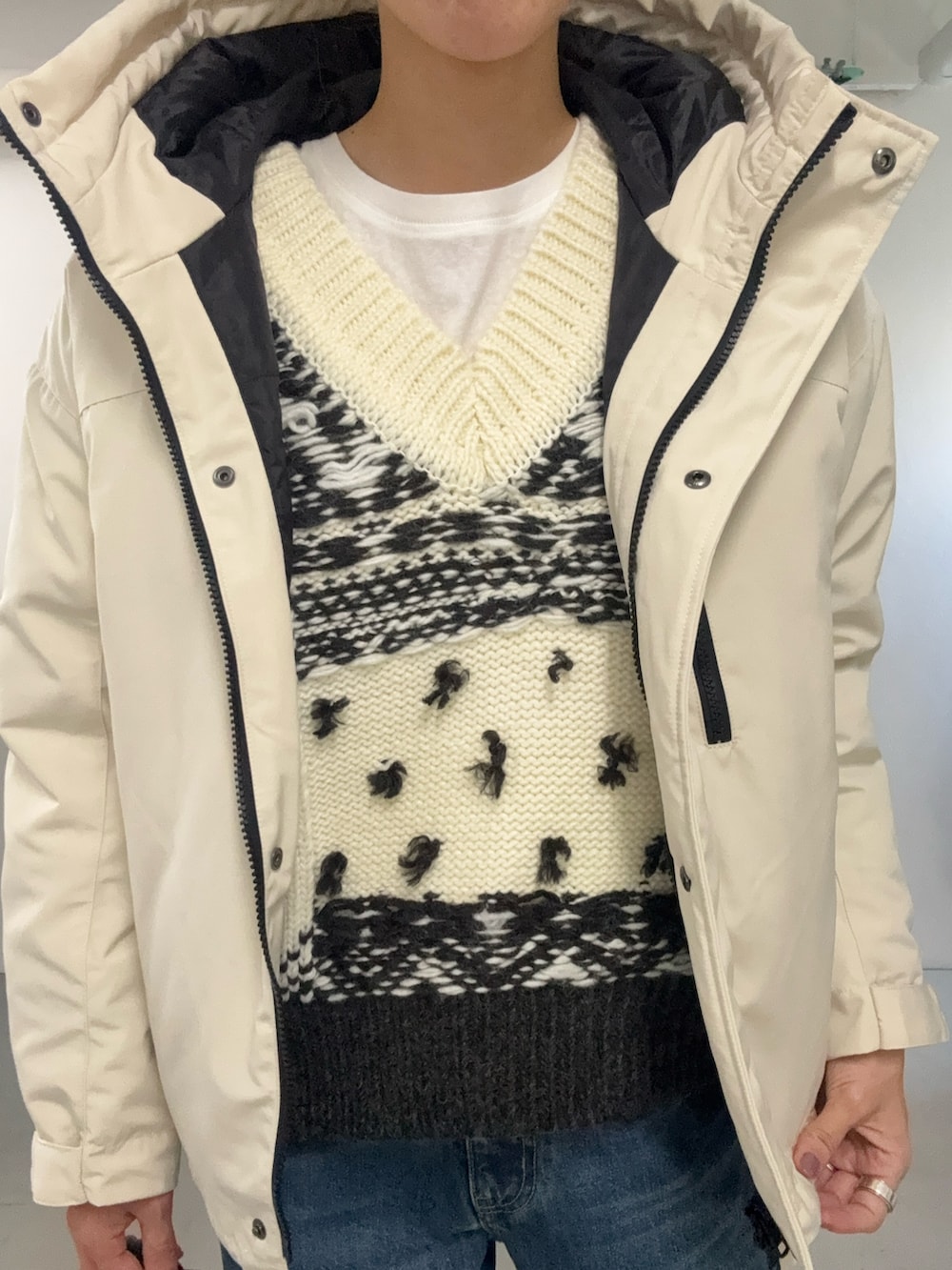 ブラウン系のスニーカー、ホワイト系のTシャツ/カットソー、ホワイト系のダウンジャケット/コートを着用したレディースの夏コーディネートの8枚目の写真