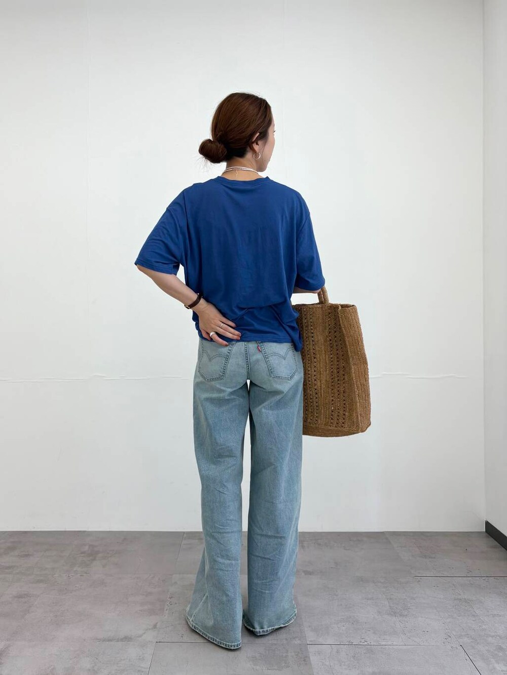 ブルー系のTシャツ/カットソー、シルバー系のネックレス、シルバー系のネックレスを着用したレディースの夏コーディネートの4枚目の写真