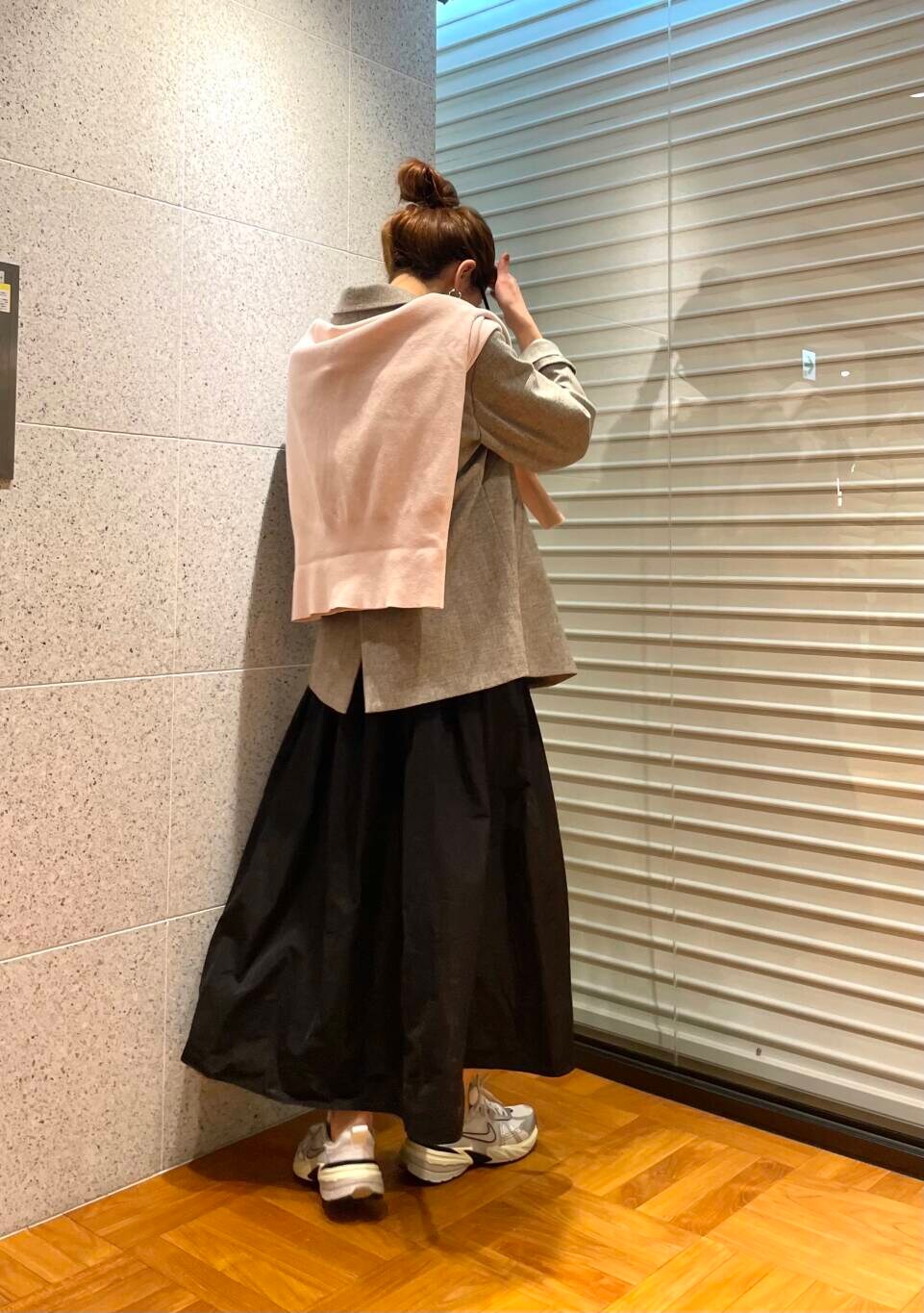 ベージュ系のその他アウター、ブラック系のスカート、ピンク系のチュニックを着用したレディースの冬コーディネートの7枚目の写真