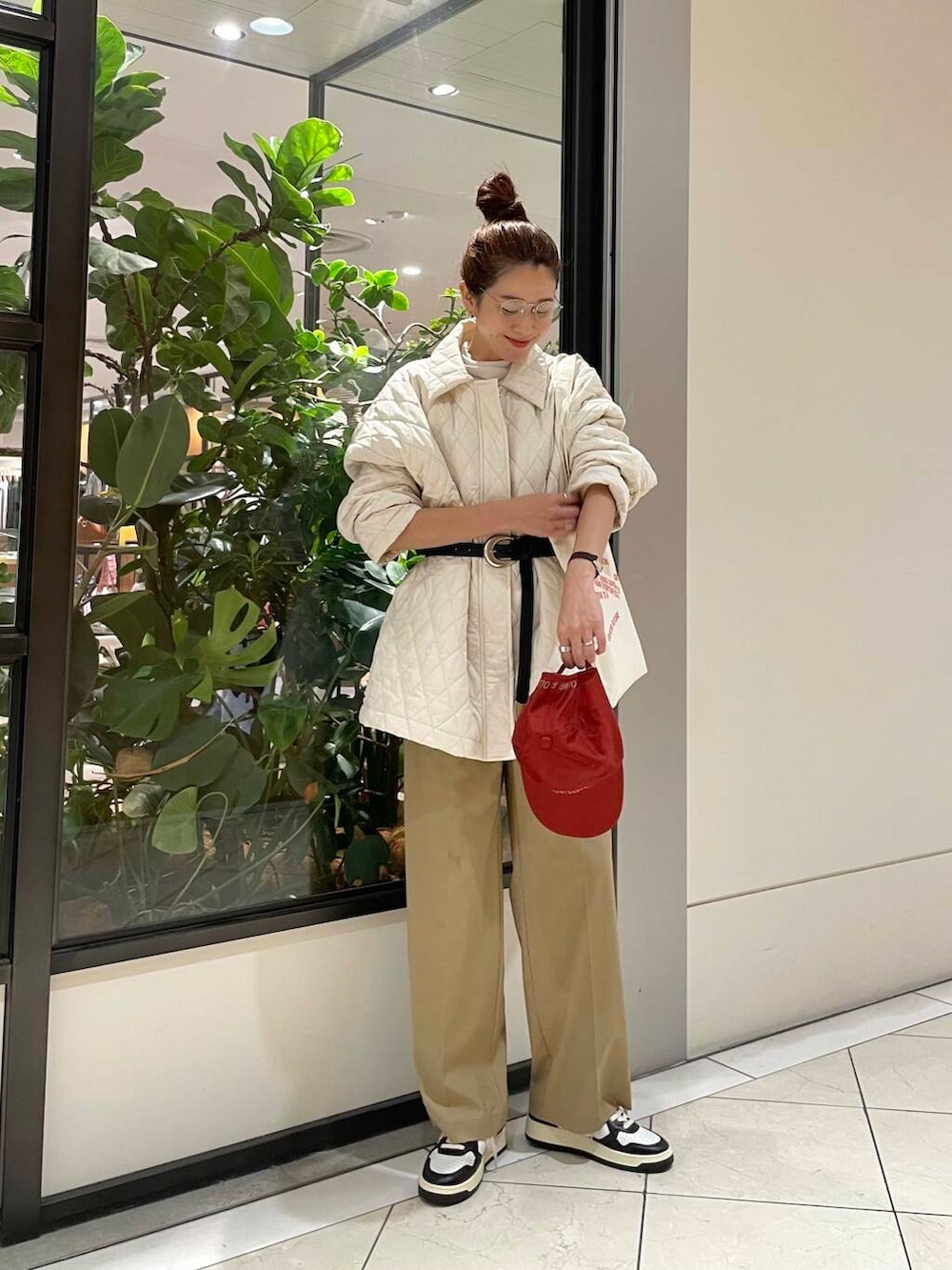 ホワイト系のTシャツ/カットソー、ホワイト系のトートバッグ、イエロー系のその他パンツを着用したレディースの秋コーディネートの2枚目の写真