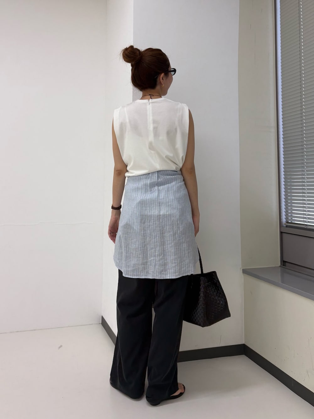 ブルー系のシャツ/ブラウス、ブラック系のその他パンツ、ホワイト系のタンクトップを着用したレディースの夏コーディネートの3枚目の写真
