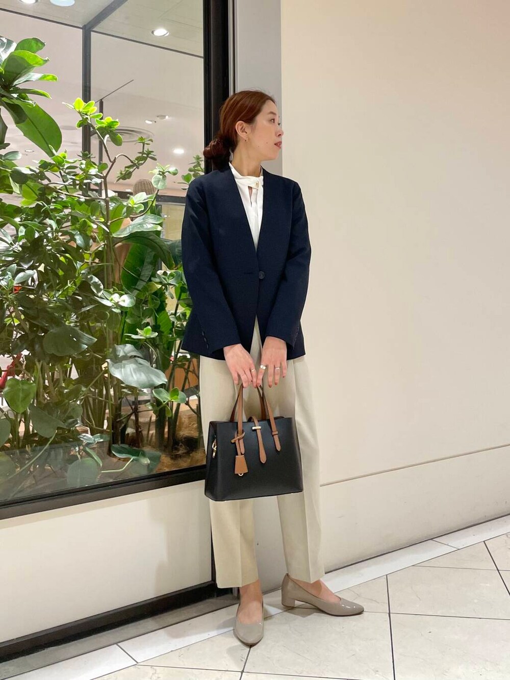 ブラック系のトートバッグ、ベージュ系のパンプス、ホワイト系のシャツ/ブラウスを着用したレディースの冬コーディネートの8枚目の写真