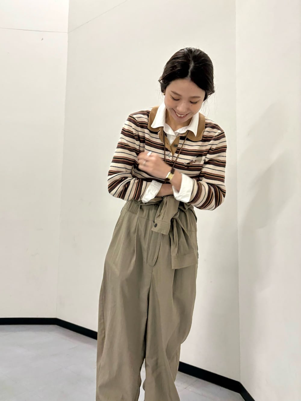 その他のニット/セーター、ホワイト系のスニーカーを着用したレディースの冬コーディネートの6枚目の写真