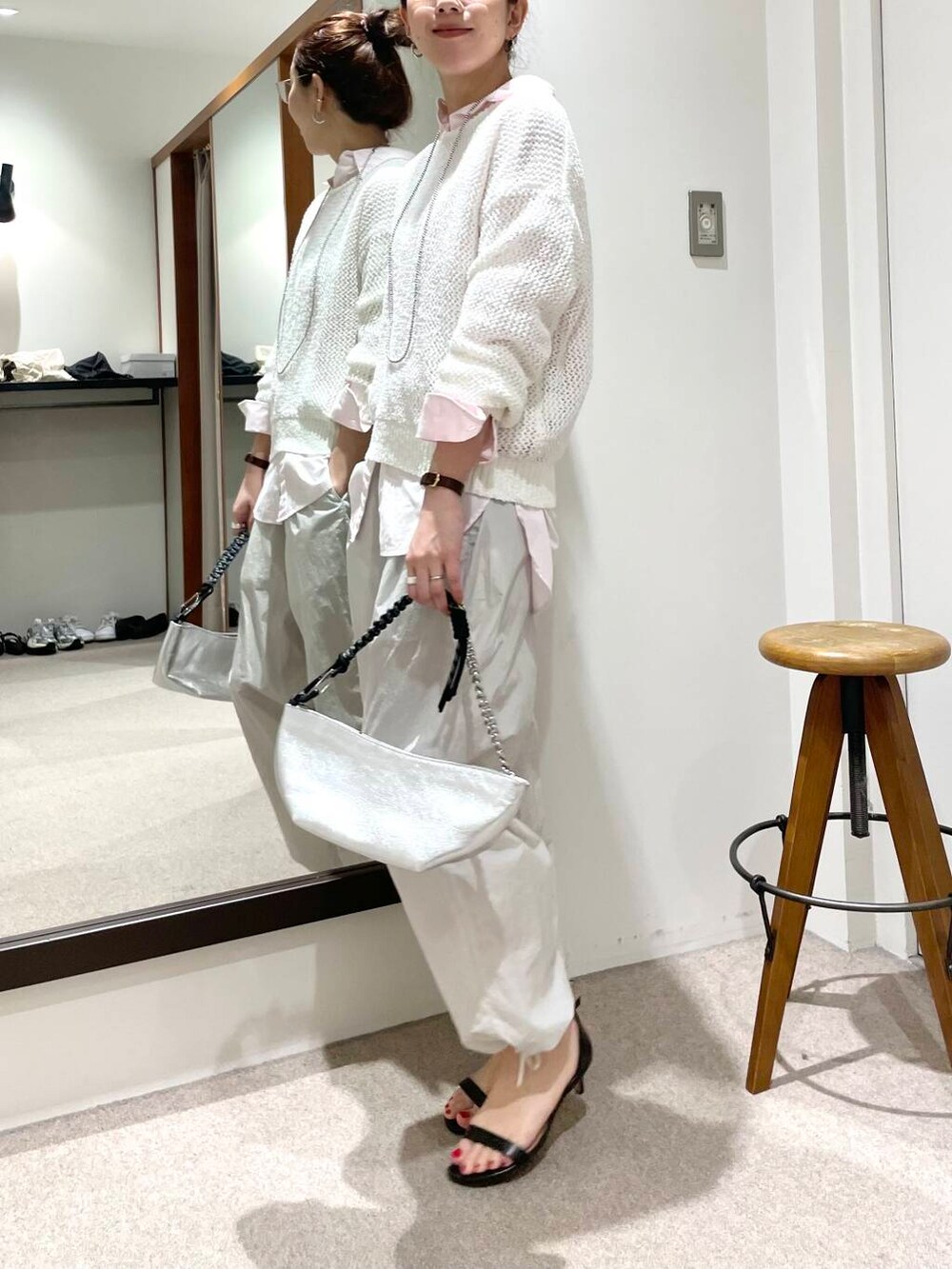 ピンク系のシャツ/ブラウス、ホワイト系のニット/セーターを着用したレディースの春コーディネートの2枚目の写真