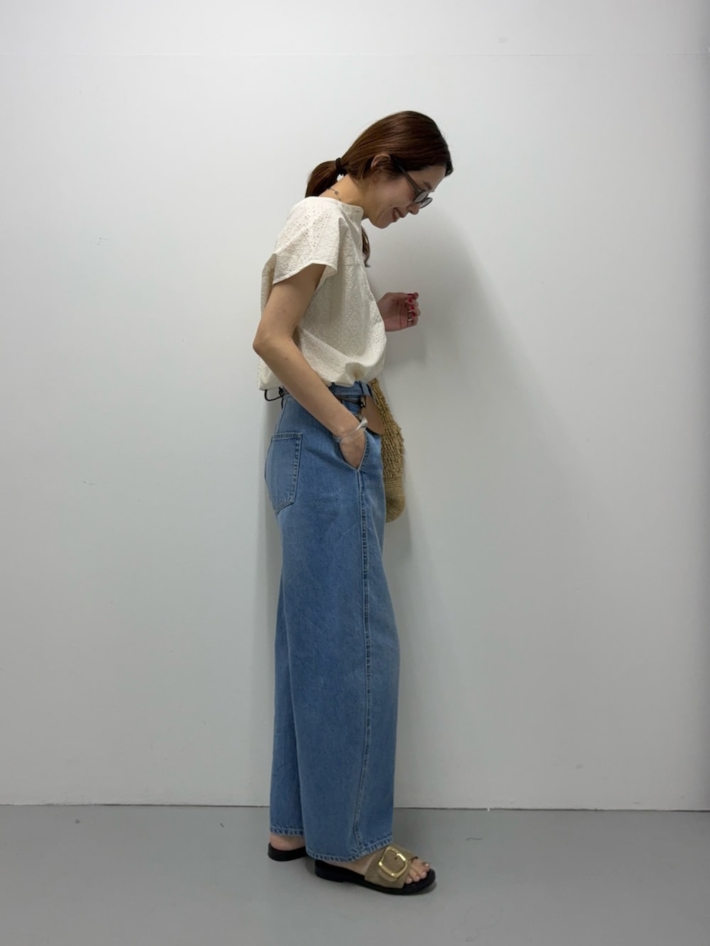ホワイト系のシャツ/ブラウス、ブルー系のデニムパンツ、ベージュ系のサンダルを着用したレディースの夏コーディネートの4枚目の写真