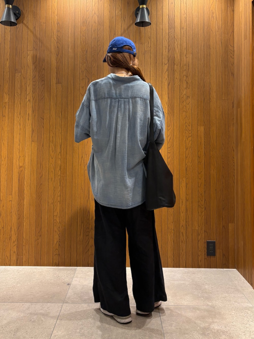 ブラック系のその他パンツ、その他のTシャツ/カットソー、ブルー系のシャツ/ブラウスを着用したレディースの夏コーディネートの3枚目の写真