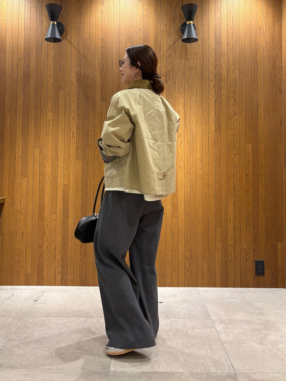 レッド系のTシャツ/カットソー、ホワイト系のTシャツ/カットソー、グレー系のその他パンツを着用したレディースの春コーディネートの3枚目の写真