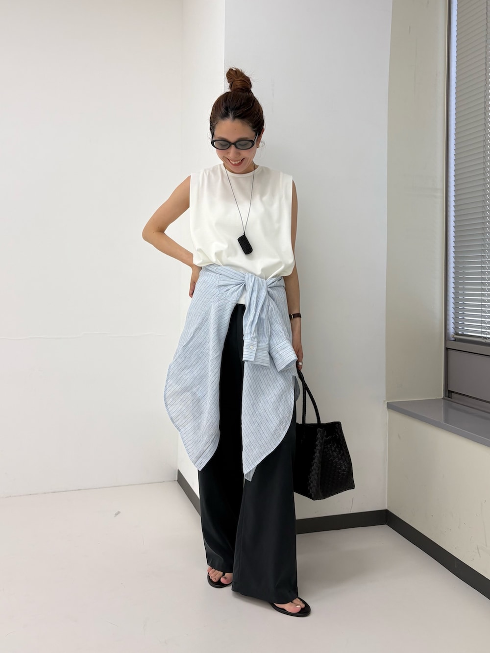 ブルー系のシャツ/ブラウス、ブラック系のその他パンツ、ホワイト系のタンクトップを着用したレディースの夏コーディネートの4枚目の写真