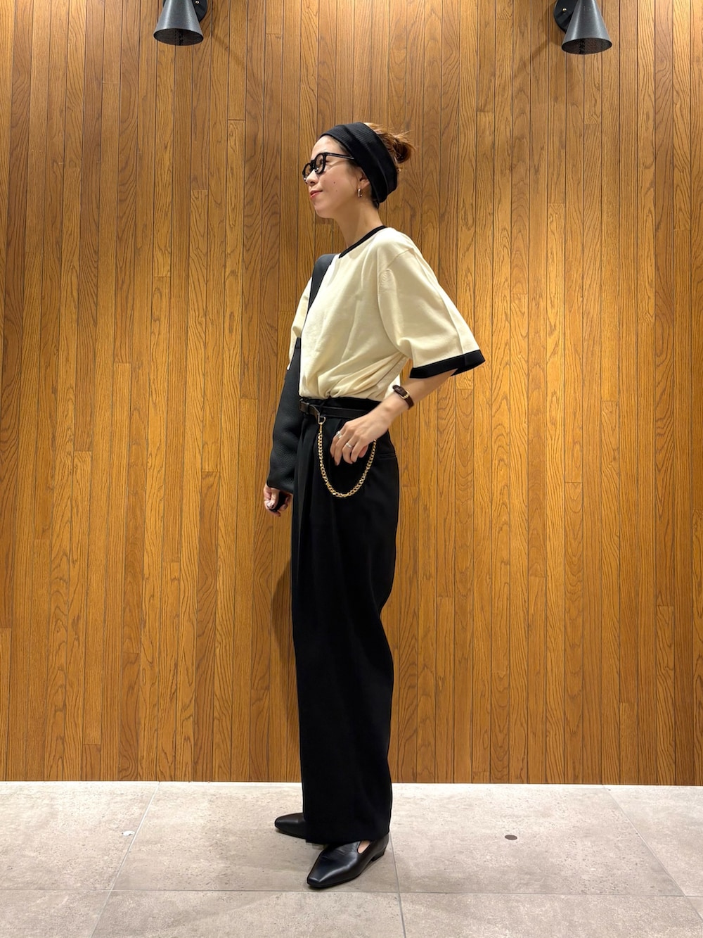 ブラウン系のその他パンツ、ブラック系のローファー、ホワイト系のニット/セーターを着用したレディースの秋コーディネートの2枚目の写真