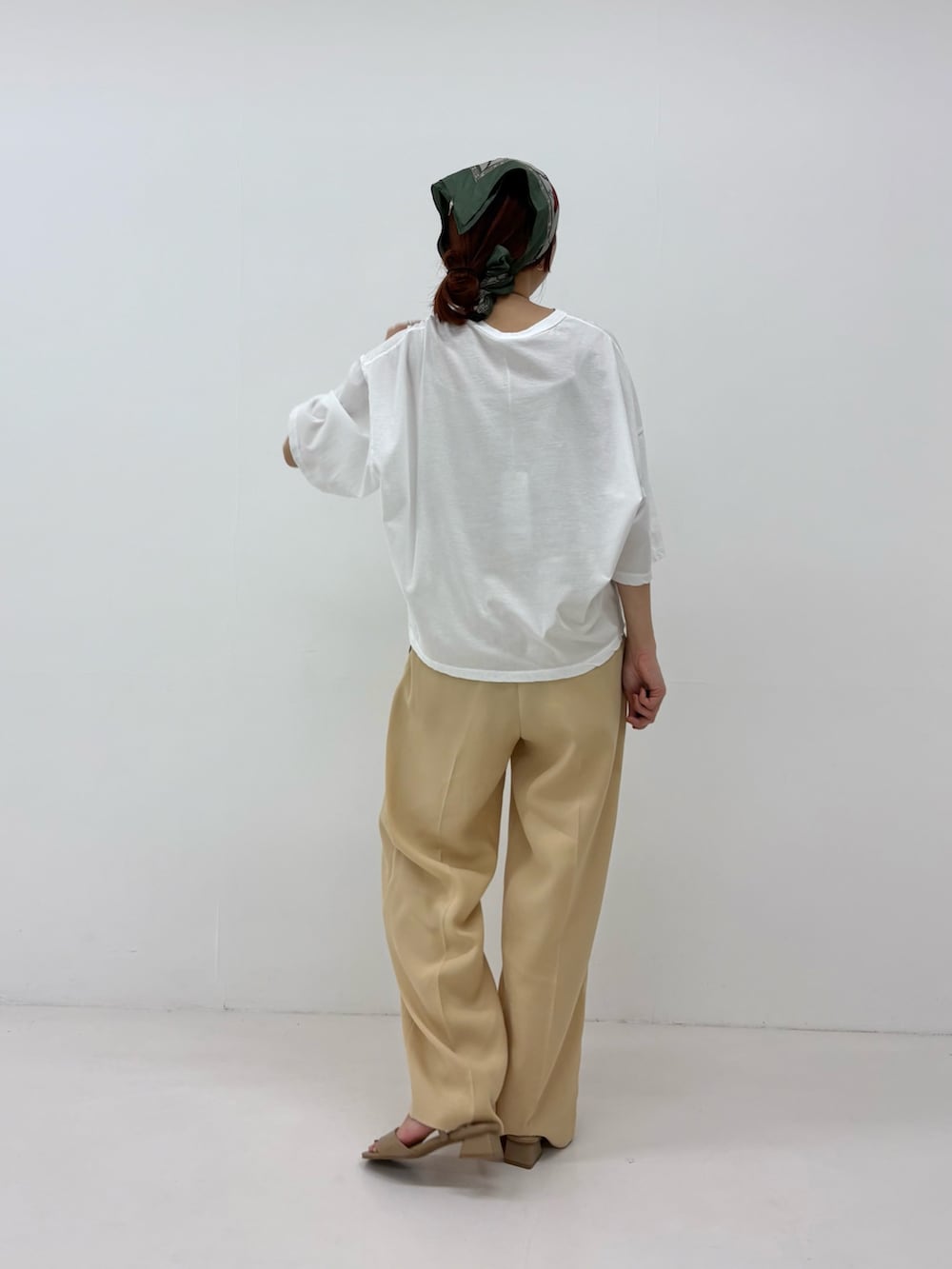 ホワイト系のTシャツ/カットソー、ベージュ系のその他パンツを着用したレディースの春コーディネートの3枚目の写真