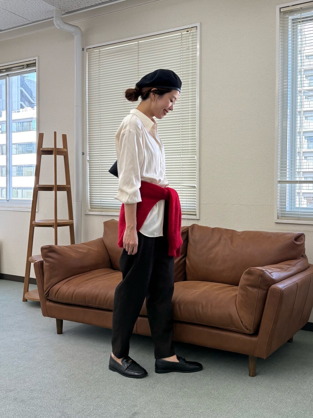 レッド系のニット/セーター、ブラウン系のその他パンツ、ブラック系のローファーを着用したレディースの秋コーディネートの3枚目の写真