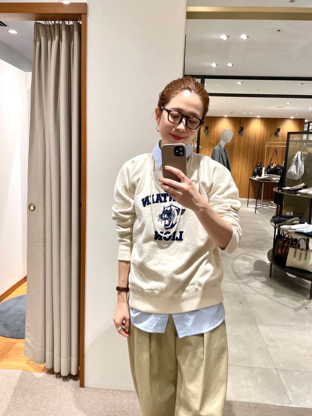 ベージュ系のその他パンツ、ブラック系のその他アウター、ベージュ系のスウェットを着用したレディースの冬コーディネートの6枚目の写真