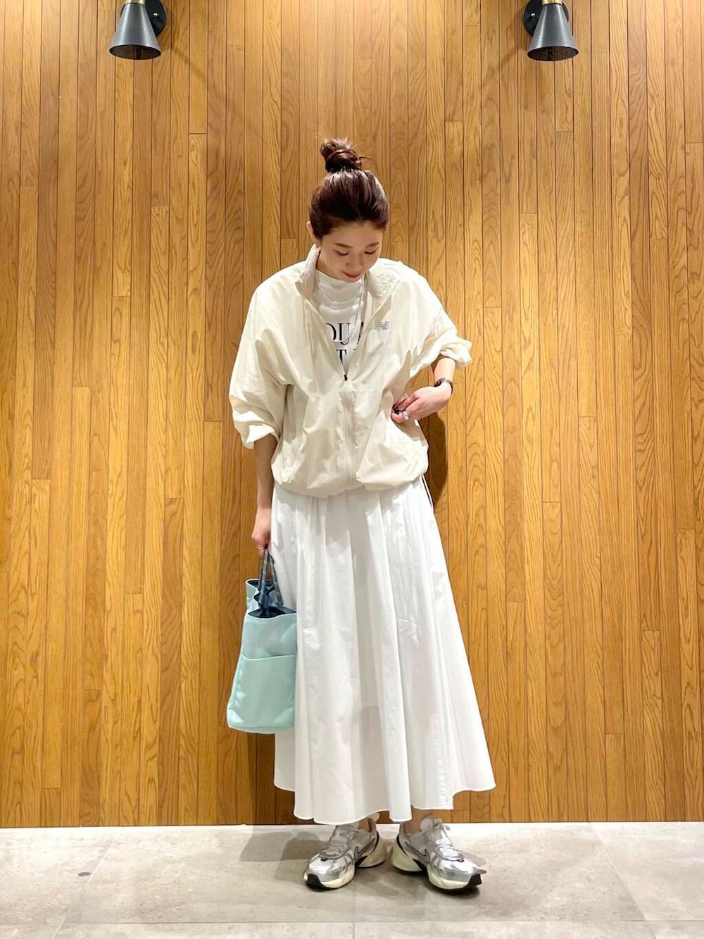 グリーン系のトレンチコート、その他のTシャツ/カットソー、ホワイト系のスカートを着用したレディースの春コーディネートの6枚目の写真