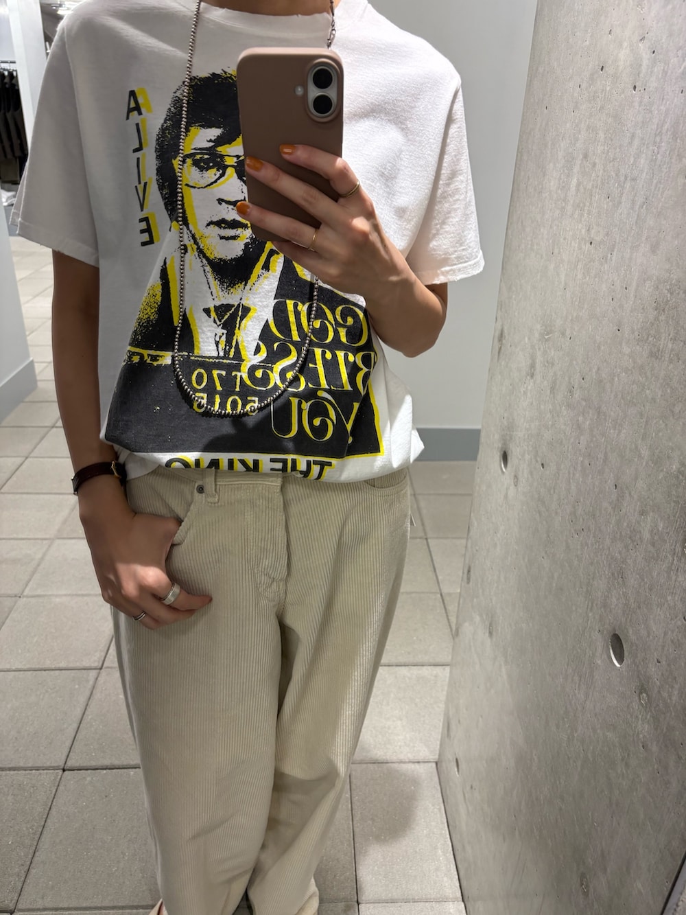 ブラック系のローファー、ホワイト系のその他パンツ、ホワイト系のその他パンツを着用したレディースの秋コーディネートの6枚目の写真