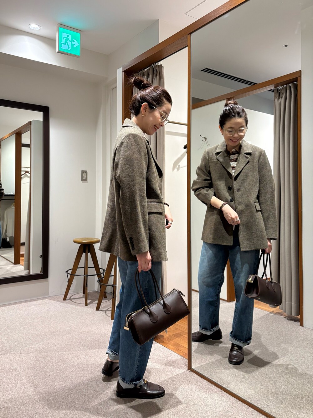 その他のニット/セーター、ブルー系のデニムパンツ、ブラウン系のローファーを着用したレディースの冬コーディネートの4枚目の写真