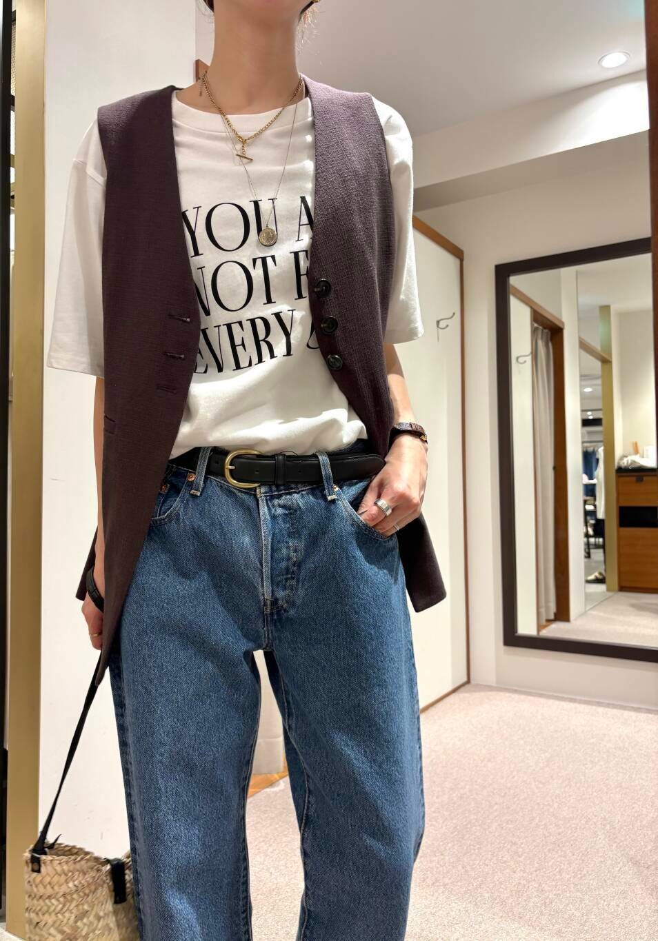 その他のTシャツ/カットソー、ブルー系のデニムパンツ、ブラウン系のベストを着用したレディースの夏コーディネートの7枚目の写真