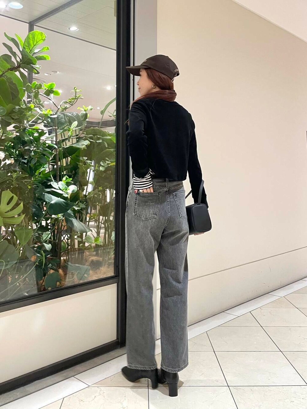 ブラック系のデニムパンツ、ブラック系のカーディガン/ボレロ、ホワイト系のTシャツ/カットソーを着用したレディースの秋コーディネートの5枚目の写真