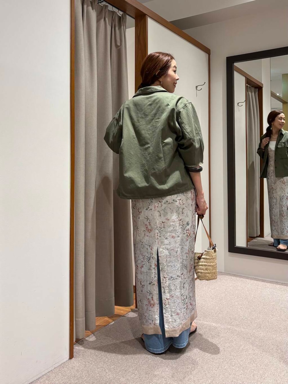 ホワイト系のキャミソール、その他のワンピース、ブルー系のデニムパンツを着用したレディースの夏コーディネートの9枚目の写真