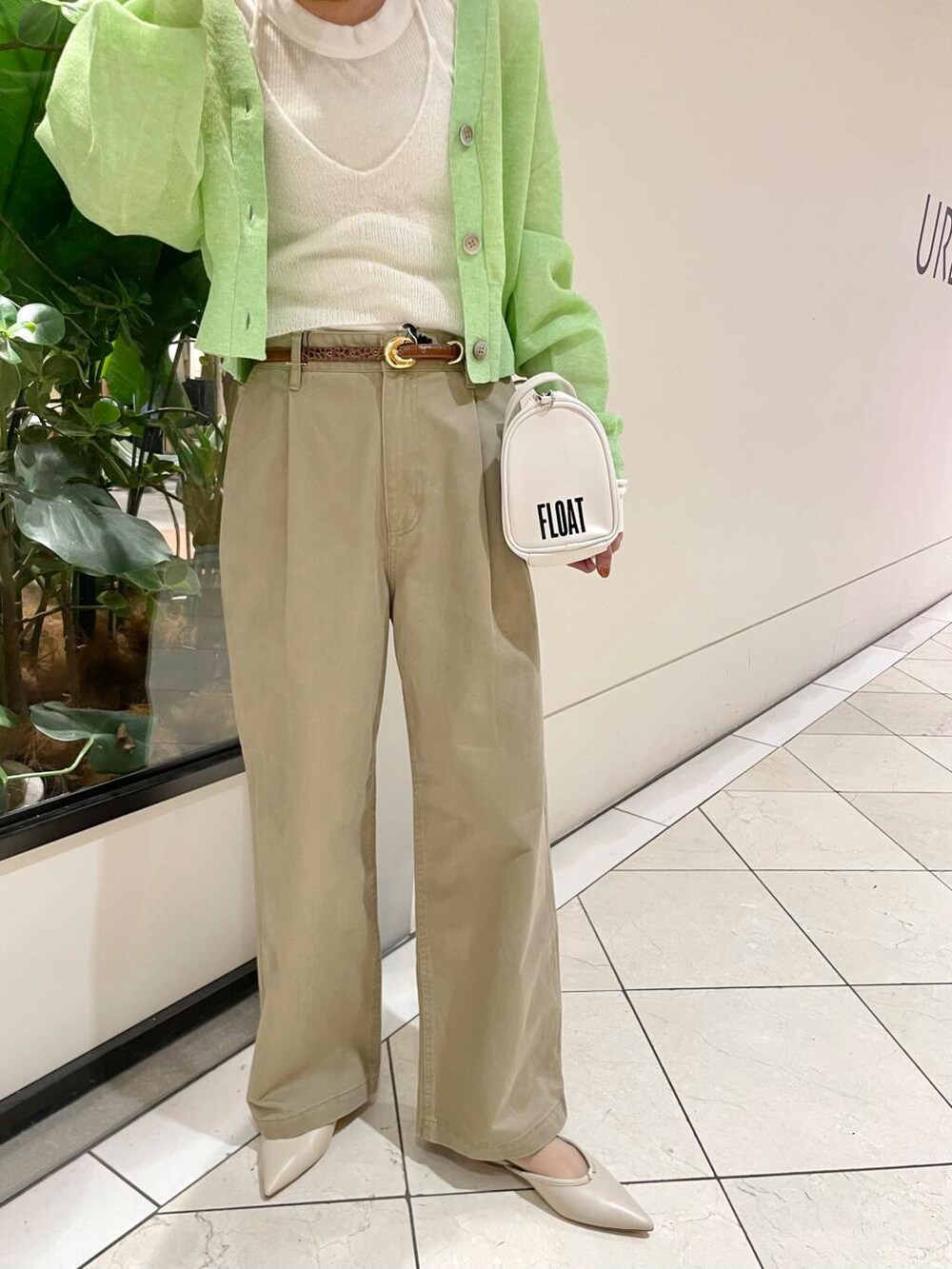 ホワイト系のボストンバッグ、ベージュ系のその他パンツ、ホワイト系のキャミソールを着用したレディースの冬コーディネートの7枚目の写真