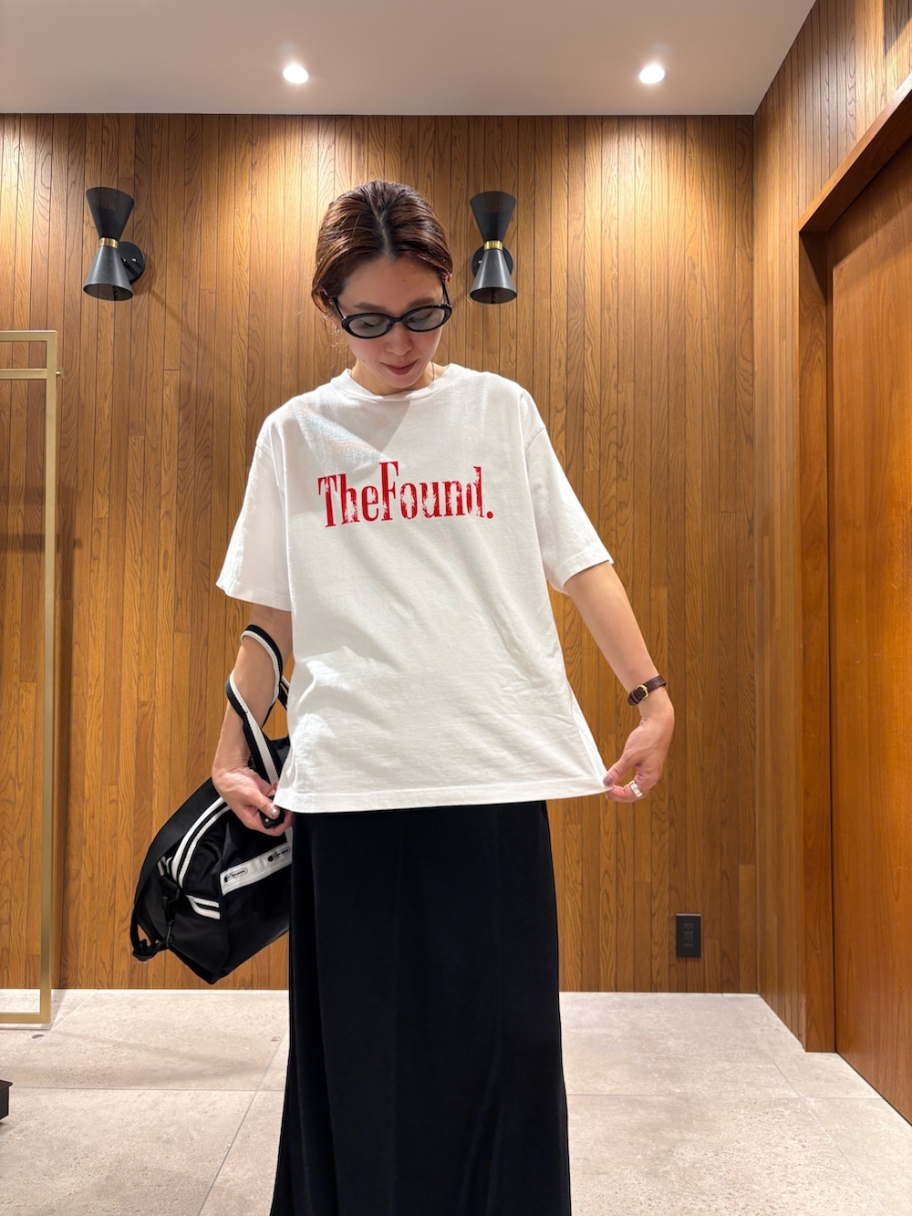 ホワイト系のTシャツ/カットソー、ブルー系のワンピース、ブラック系のショルダーバッグを着用したレディースの夏コーディネートの6枚目の写真