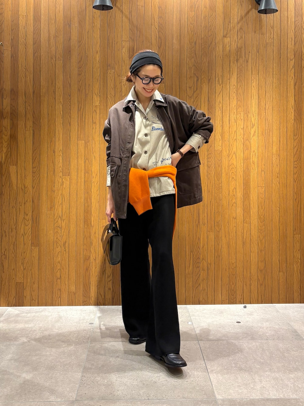 ブラウン系のカバーオール、ベージュ系のTシャツ/カットソー、ブラック系のその他パンツを着用したレディースの秋コーディネートの6枚目の写真