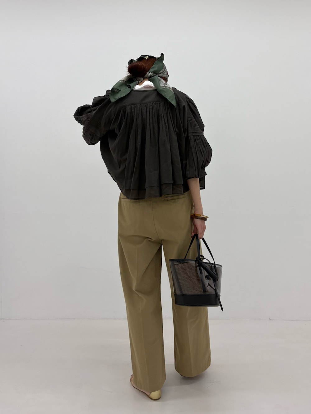 ベージュ系のその他パンツ、ブラウン系のシャツ/ブラウスを着用したレディースの春コーディネートの4枚目の写真