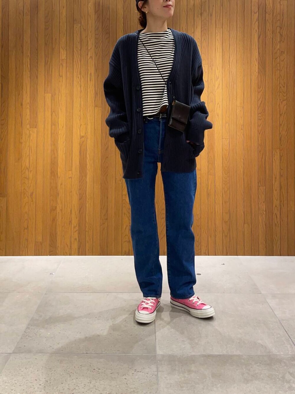 ブラック系のショルダーバッグ、ブルー系のカーディガン/ボレロ、ブラック系のベルトを着用したレディースの春コーディネートの4枚目の写真