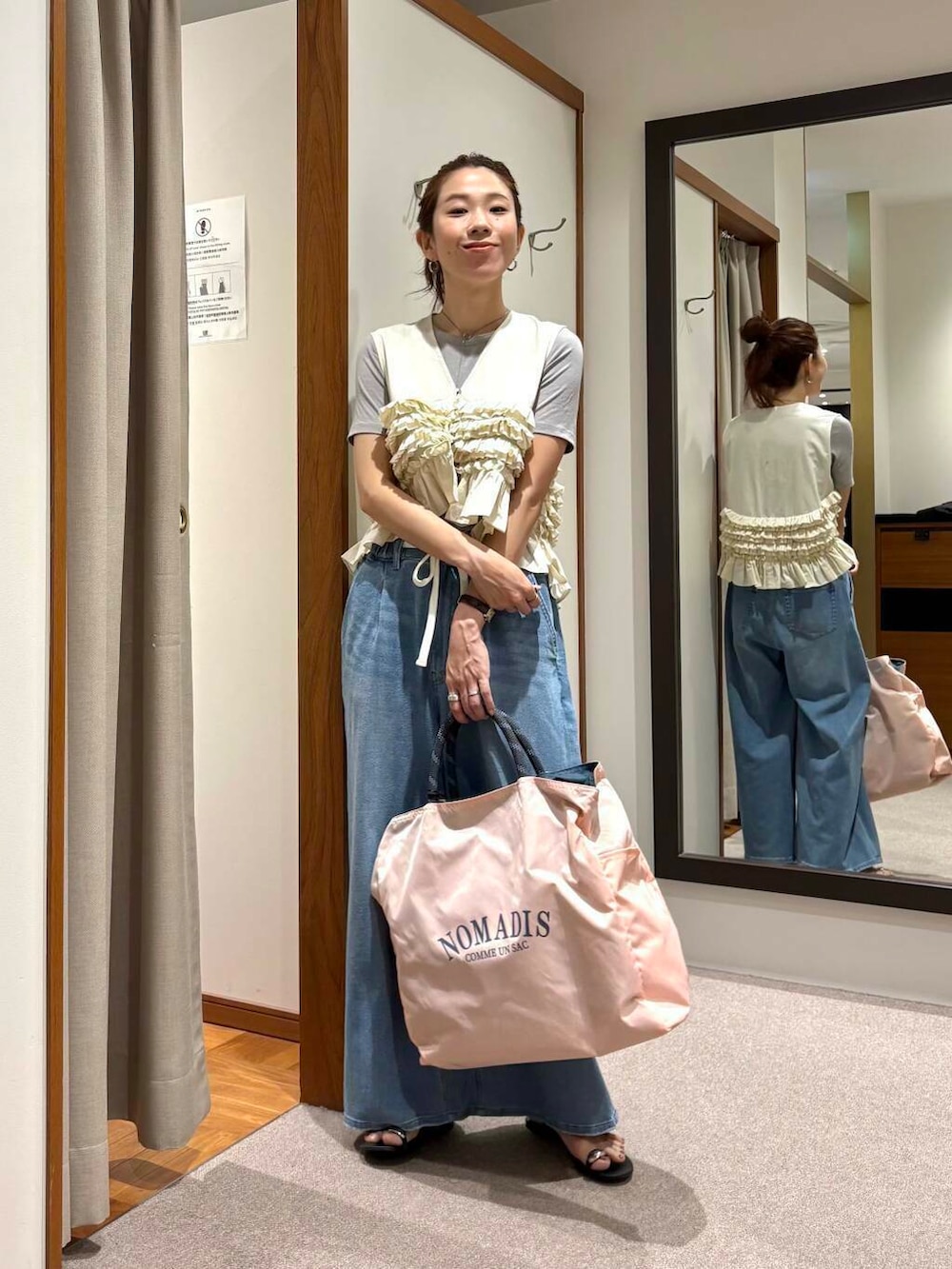 ピンク系のトートバッグ、ブルー系のデニムパンツ、ホワイト系のシャツ/ブラウスを着用したレディースの夏コーディネートの6枚目の写真