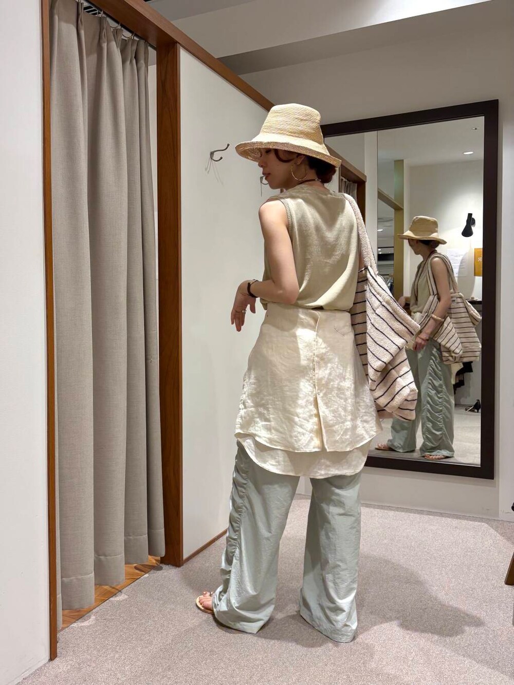 グリーン系のその他パンツ、ホワイト系のシャツ/ブラウス、ベージュ系のタンクトップを着用したレディースの夏コーディネートの3枚目の写真