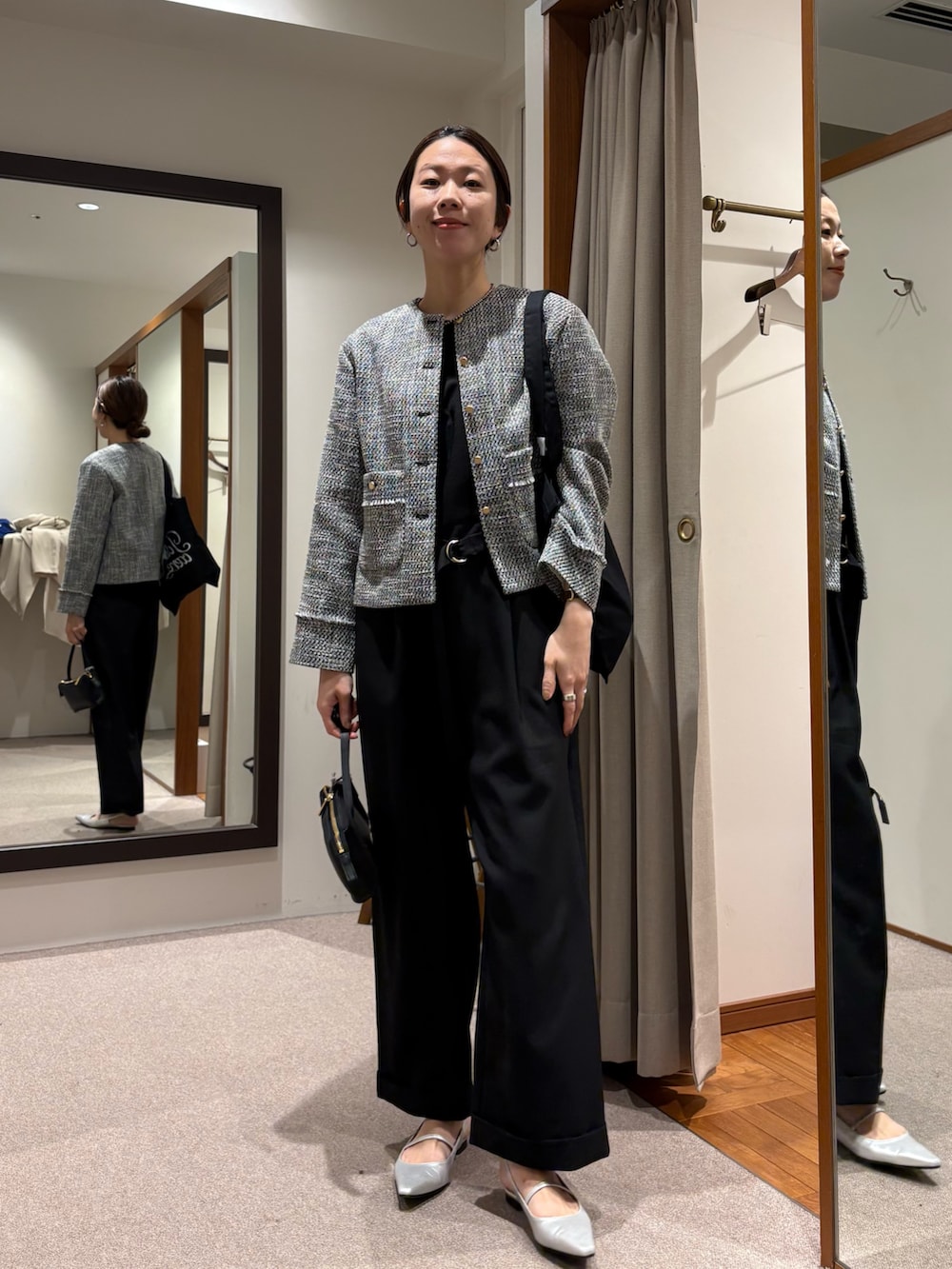 ブラック系のノーカラージャケット、ブラック系のその他パンツ、シルバー系のパンプスを着用したレディースの冬コーディネートの4枚目の写真