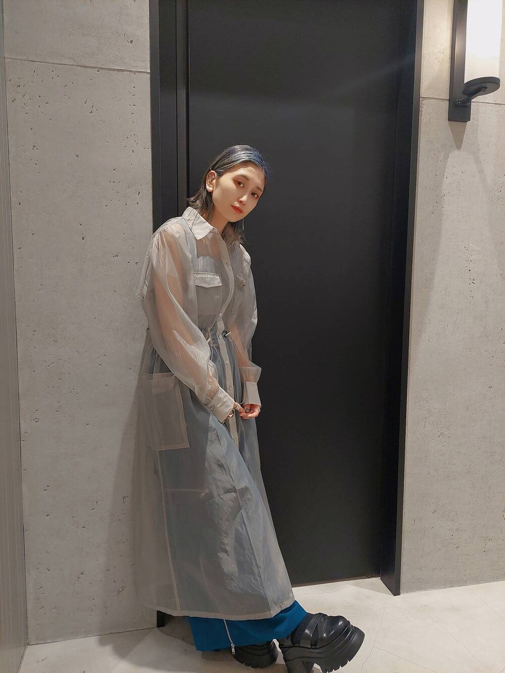 ブルー系のカーゴパンツ、ブラック系のサンダル、グレー系のタンクトップを着用したレディースの春コーディネートの2枚目の写真