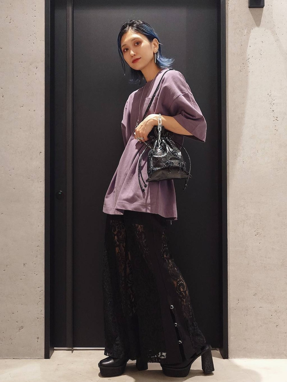 ブラック系のその他パンツ、パープル系のTシャツ/カットソー、ブラック系のパンプスを着用したレディースの夏コーディネートの2枚目の写真