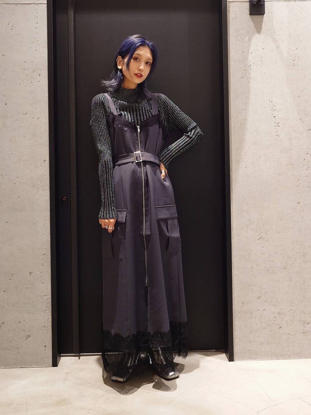 ブラック系のニット/セーター、シルバー系のブーツ、ブラック系のカーディガン/ボレロを着用したレディースの秋コーディネートの3枚目の写真