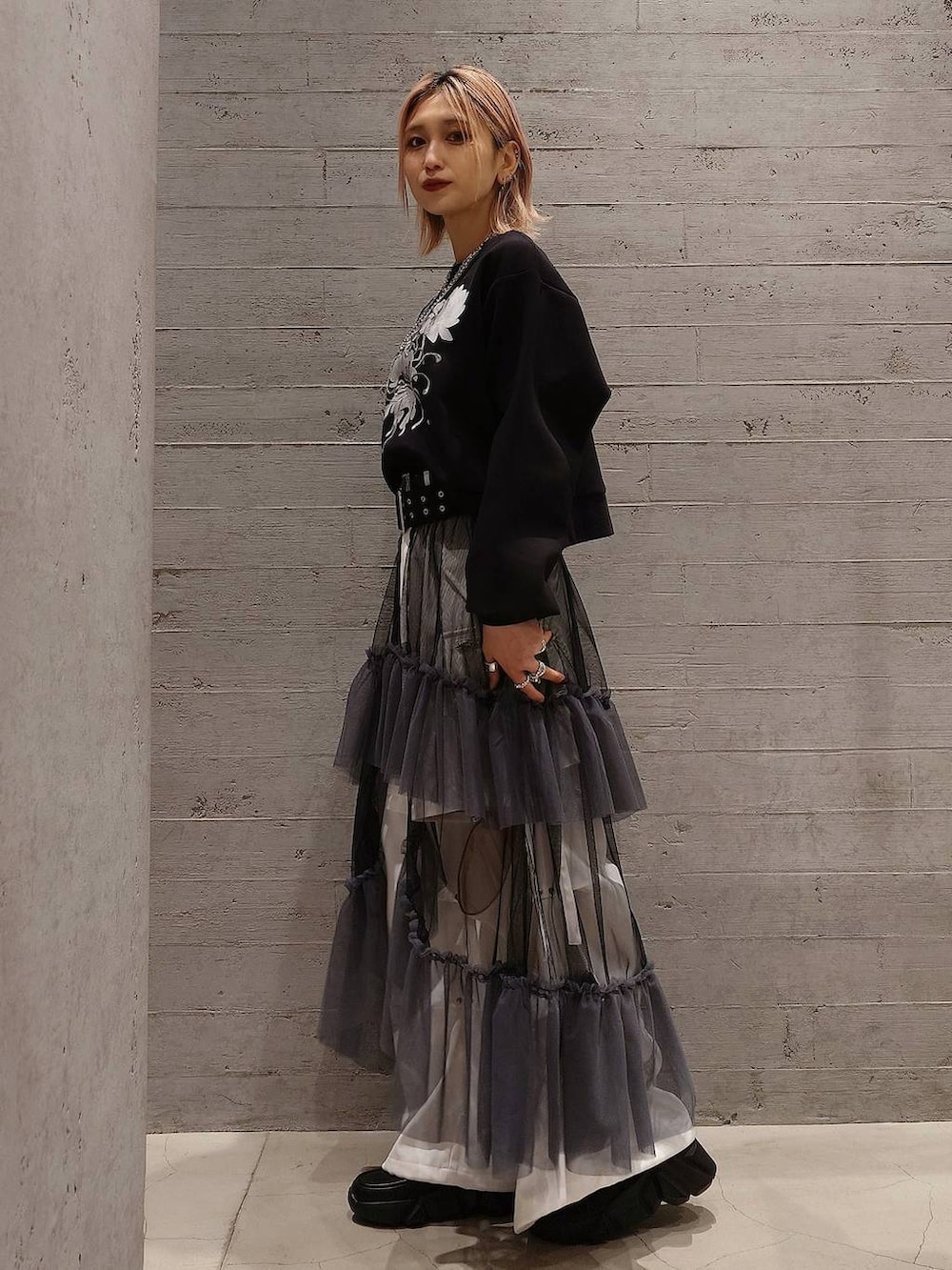 ブラック系のスウェット、ブラック系のローファー、ブラック系のその他パンツを着用したレディースの冬コーディネートの2枚目の写真