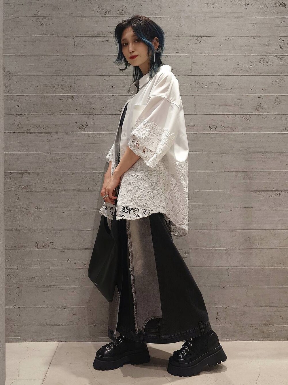 ブラック系のサンダル、ブラック系のタンクトップ、ブラック系のトートバッグを着用したレディースの春コーディネートの2枚目の写真