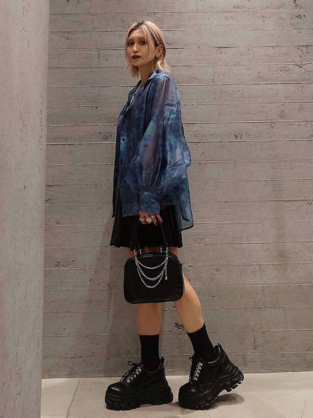 ブラック系のスニーカー、グリーン系のタンクトップ、ブラック系のその他パンツを着用したレディースの春コーディネートの2枚目の写真