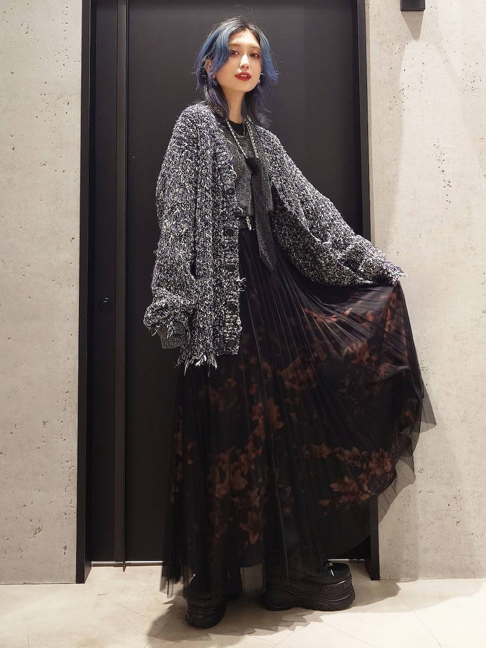 ブラック系のネクタイ、ブラック系のショルダーバッグ、グレー系のTシャツ/カットソーを着用したレディースの冬コーディネートの2枚目の写真