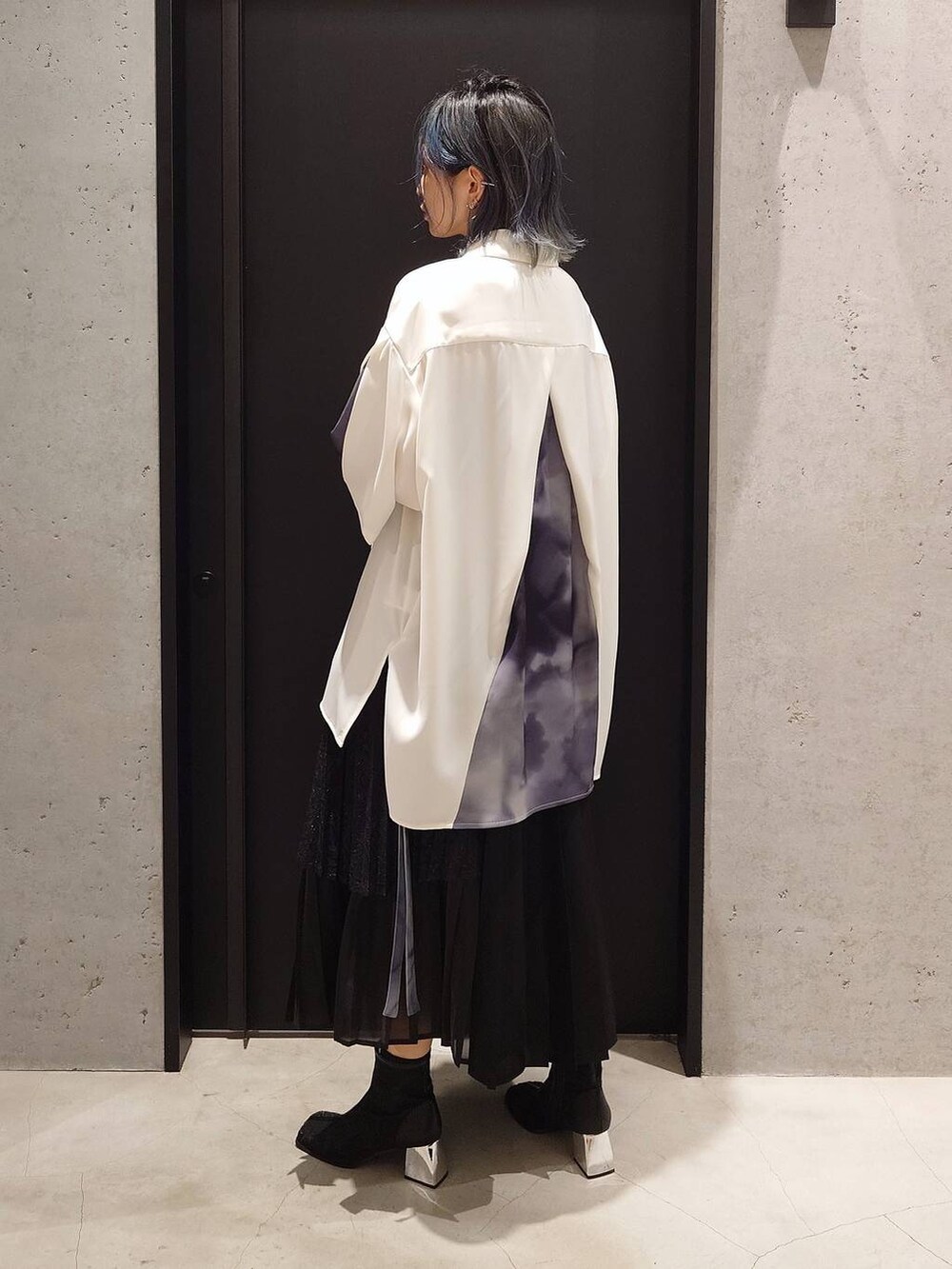 ブラック系のチューブトップ、ブラック系のスカート、ブラック系のショルダーバッグを着用したレディースの夏コーディネートの2枚目の写真