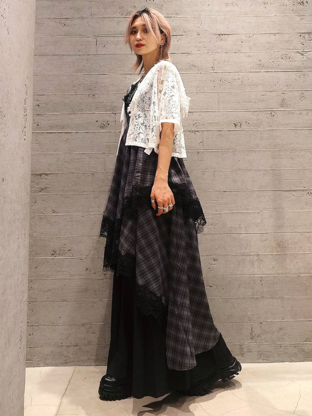 ホワイト系のシャツ/ブラウス、ブラック系のその他パンツ、ブラック系のスニーカーを着用したレディースの夏コーディネートの2枚目の写真