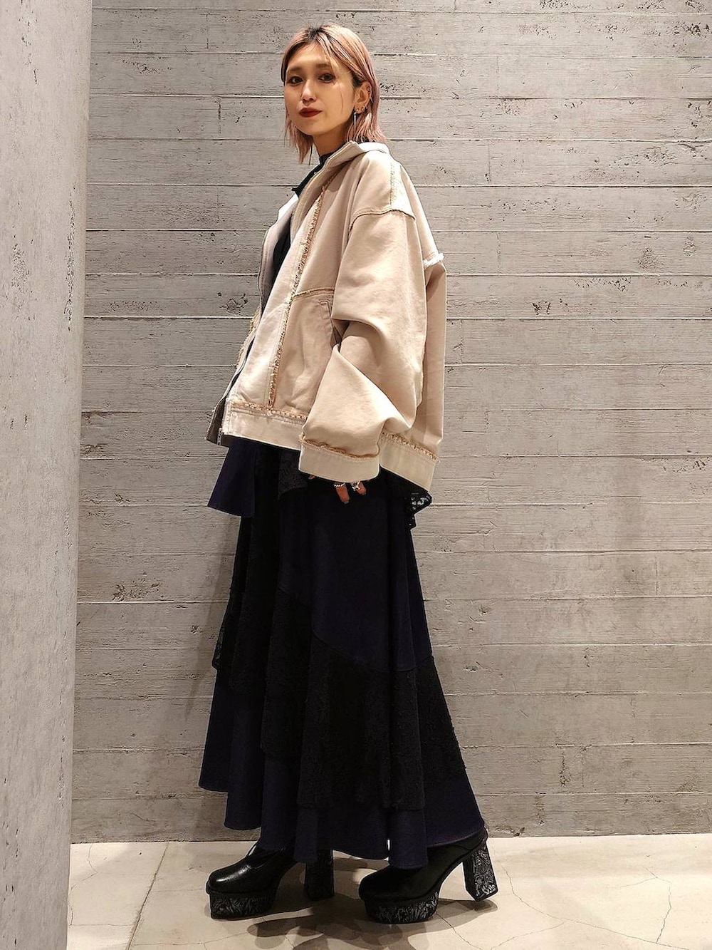 ブラック系のTシャツ/カットソー、ブラック系のパンプス、ブルー系のスカートを着用したレディースの冬コーディネートの3枚目の写真