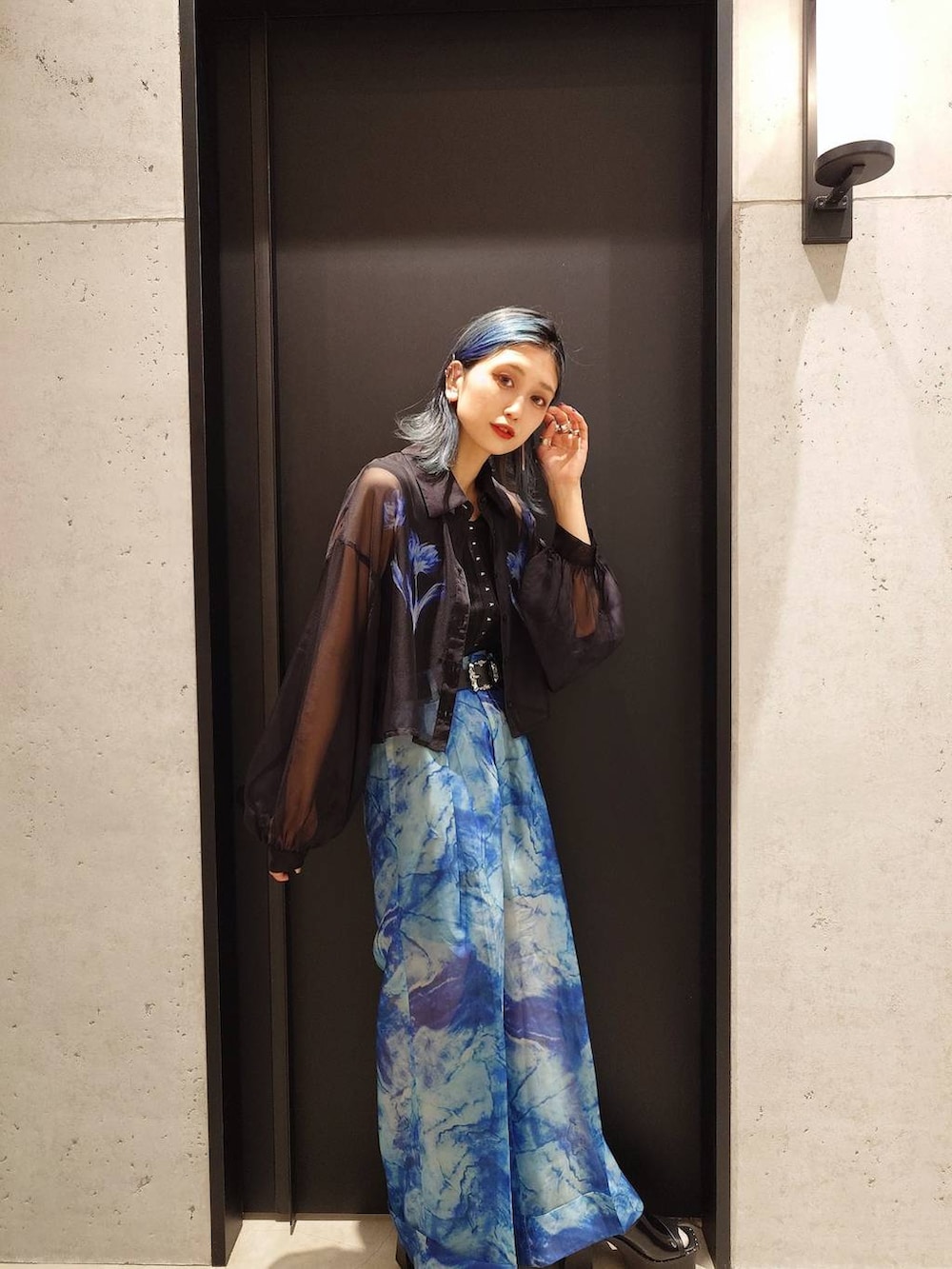 ブラック系のサンダル、ブルー系のその他パンツ、ブルー系のシャツ/ブラウスを着用したレディースの春コーディネートの2枚目の写真