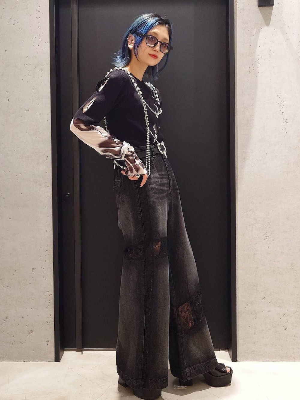 ブラック系のサンダル、ホワイト系のTシャツ/カットソー、ブラック系のデニムパンツを着用したレディースの夏コーディネートの2枚目の写真