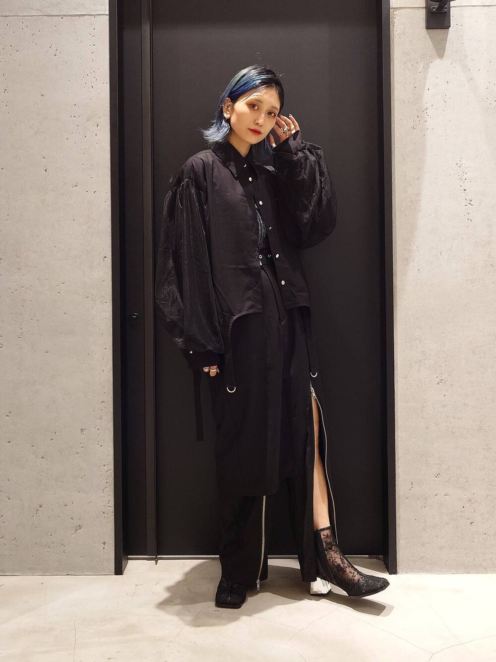 ブラック系のタンクトップ、ブラック系のブーツ、ブラック系のその他パンツを着用したレディースの夏コーディネートの2枚目の写真