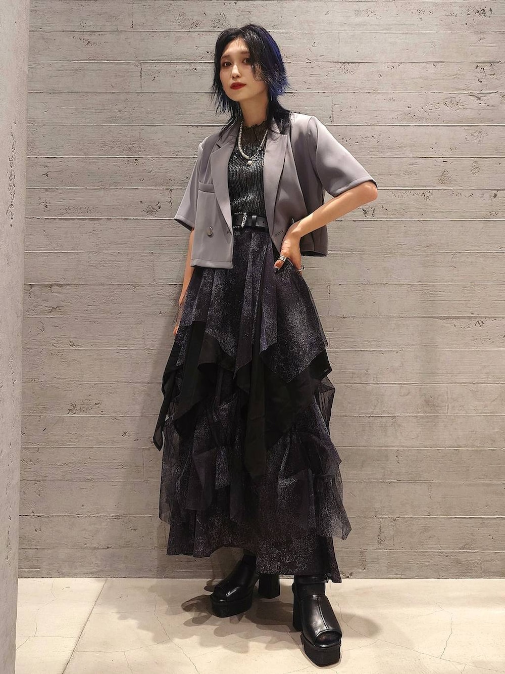 ブラック系のサンダル、ブラック系のTシャツ/カットソー、グレー系のテーラードジャケットを着用したレディースの夏コーディネートの2枚目の写真