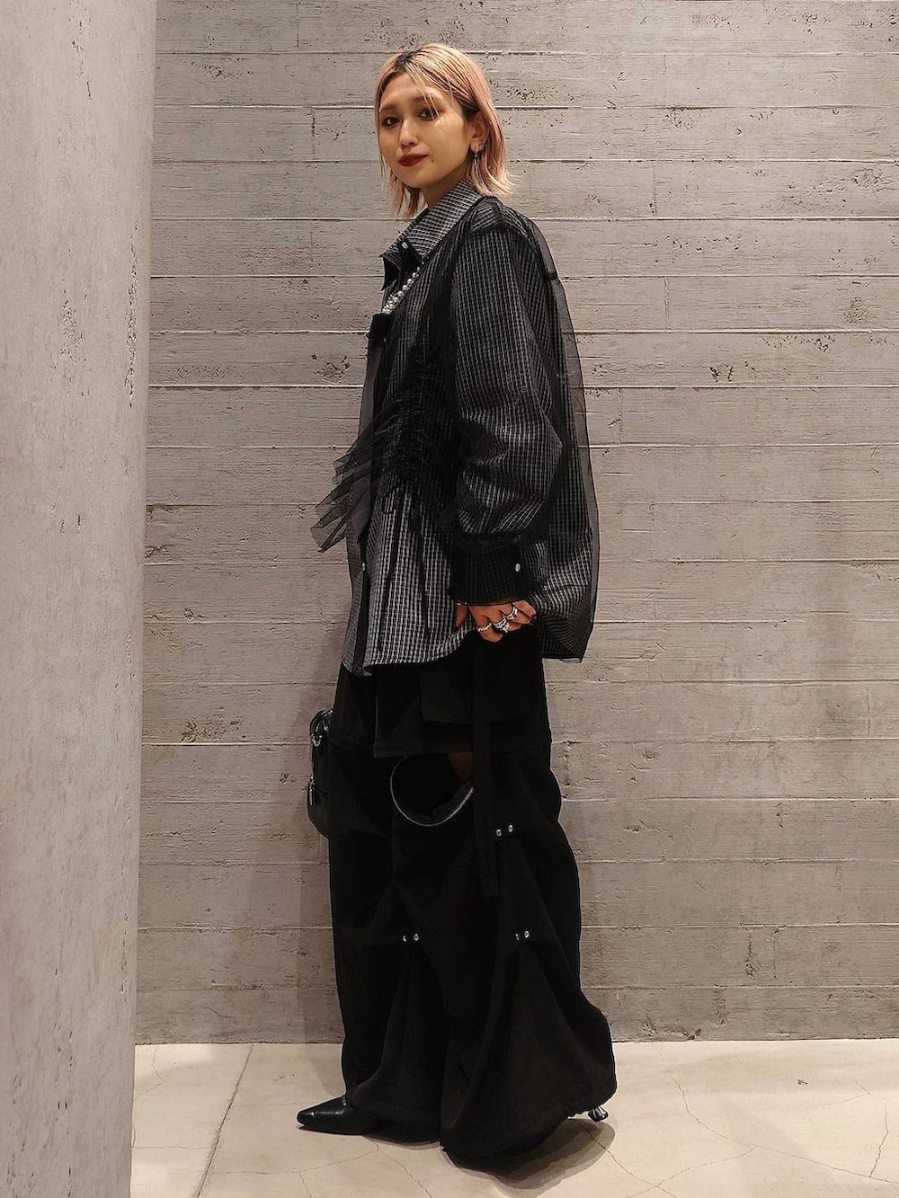 ブラック系のネクタイ、ブラック系のボストンバッグ、ブラック系のその他パンツを着用したレディースの冬コーディネートの2枚目の写真