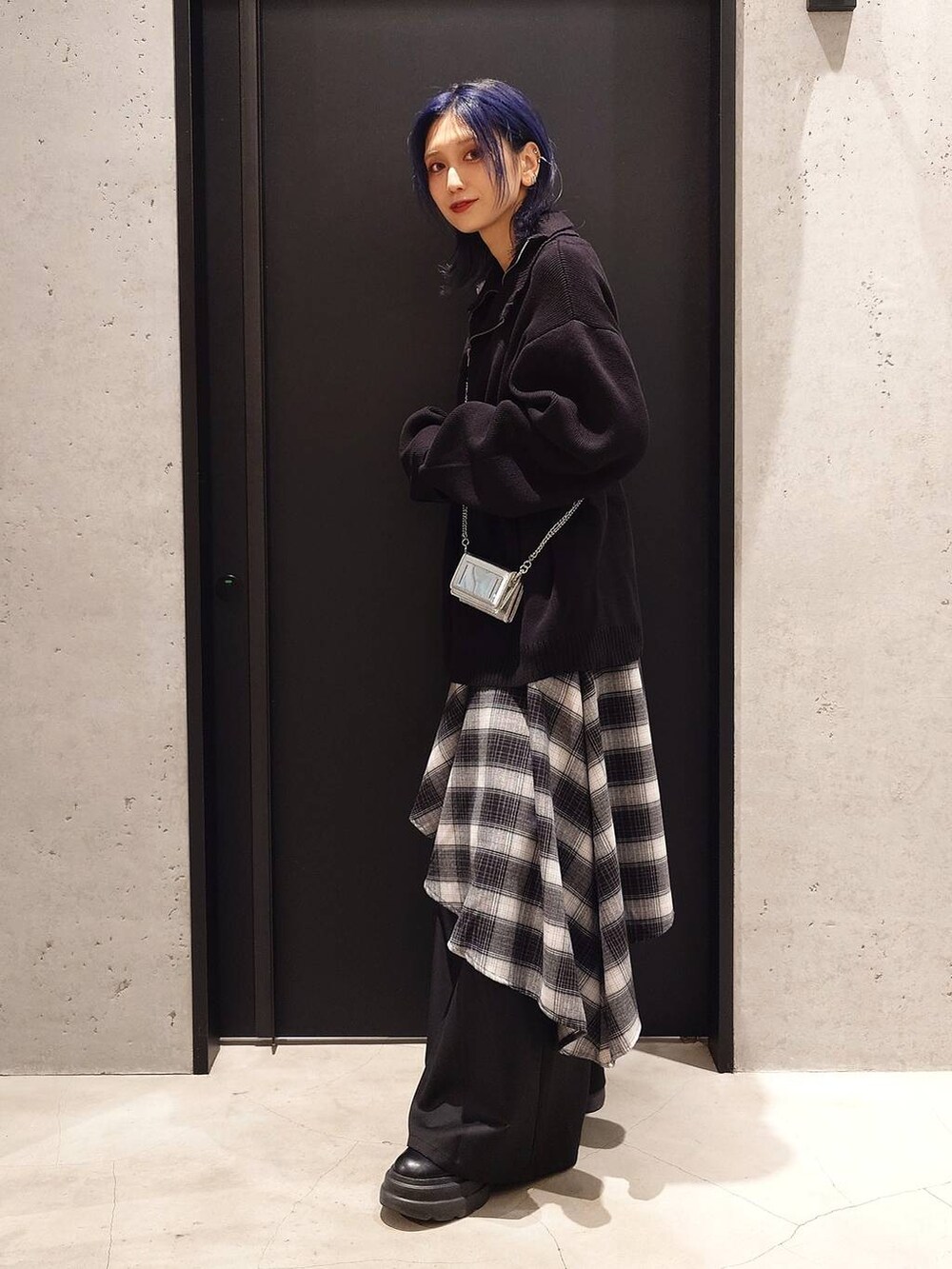 ブラック系のニット/セーター、ブラック系のその他パンツ、シルバー系の財布を着用したレディースの秋コーディネートの2枚目の写真