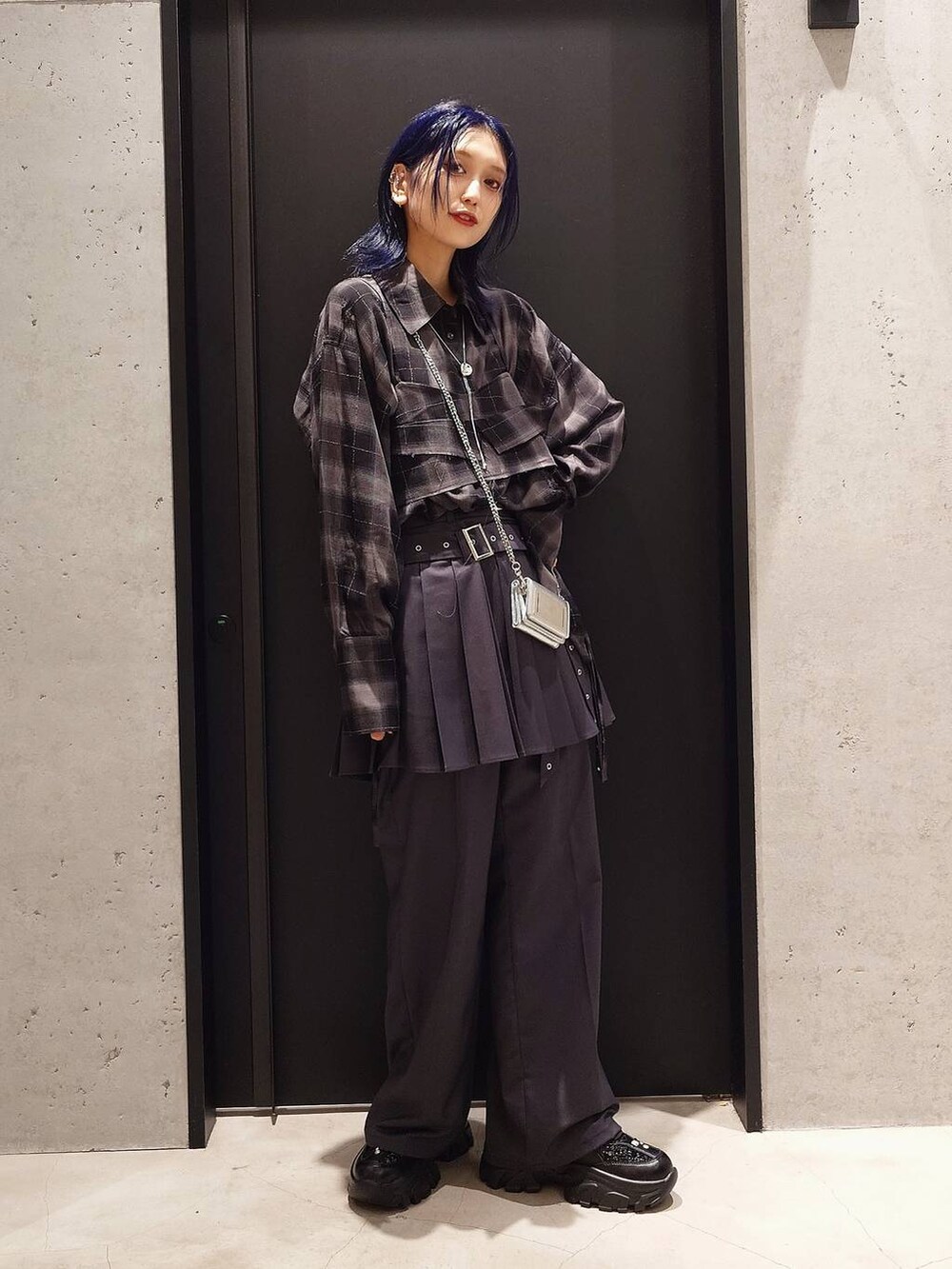 ブラック系のスニーカー、グレー系のその他パンツ、その他のシャツ/ブラウスを着用したレディースの秋コーディネートの2枚目の写真