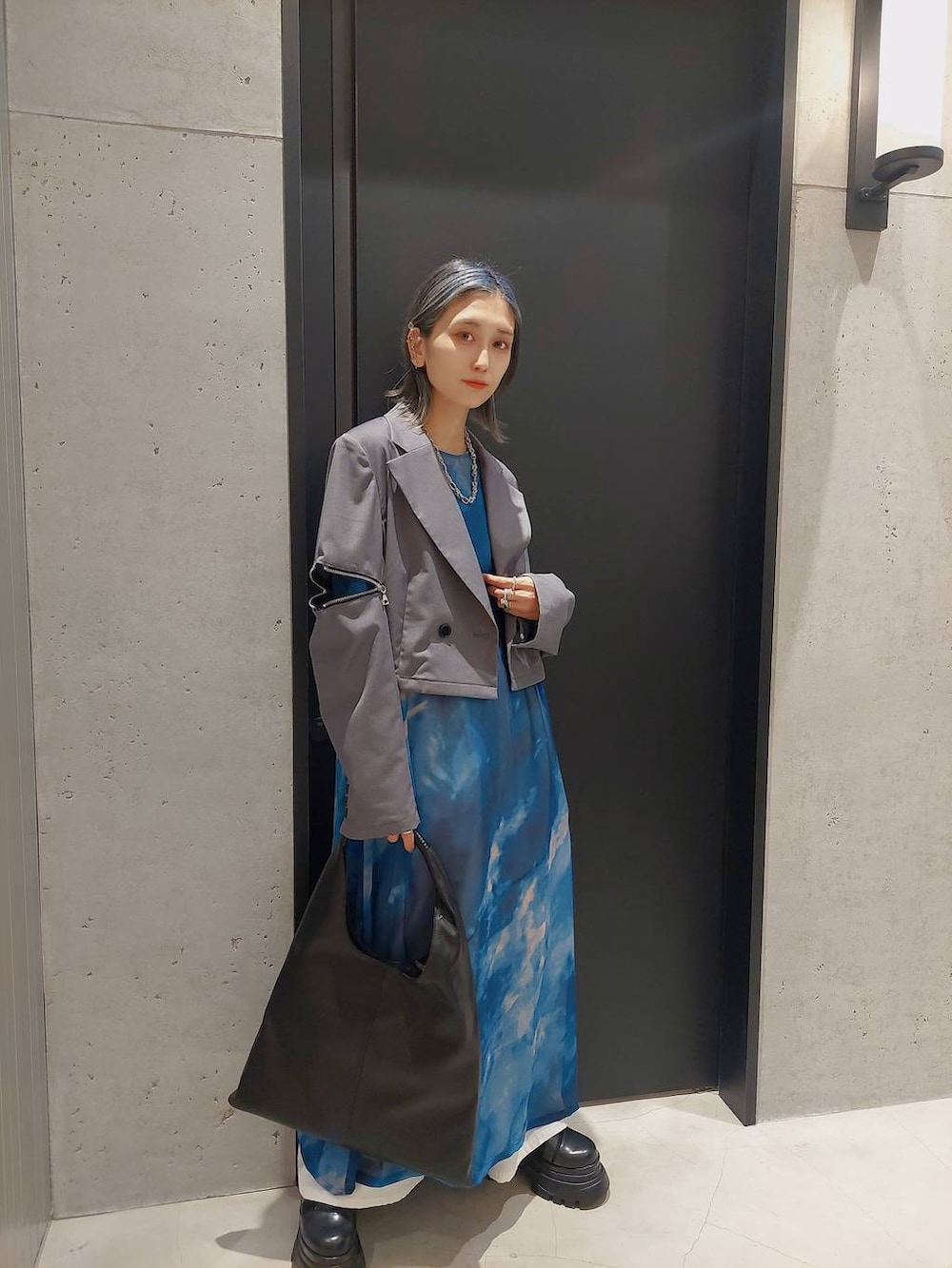 ホワイト系のその他パンツ、ブラック系のトートバッグ、ブラック系のサンダルを着用したレディースの春コーディネートの2枚目の写真