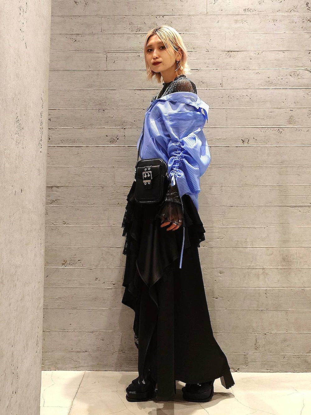 ブラック系のブーツ、ブラック系のTシャツ/カットソー、その他のスカートを着用したレディースの春コーディネートの2枚目の写真