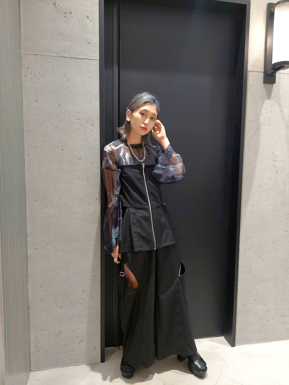 ブラック系のサンダル、ブラック系のタンクトップ、ブラック系のシャツ/ブラウスを着用したレディースの春コーディネートの2枚目の写真